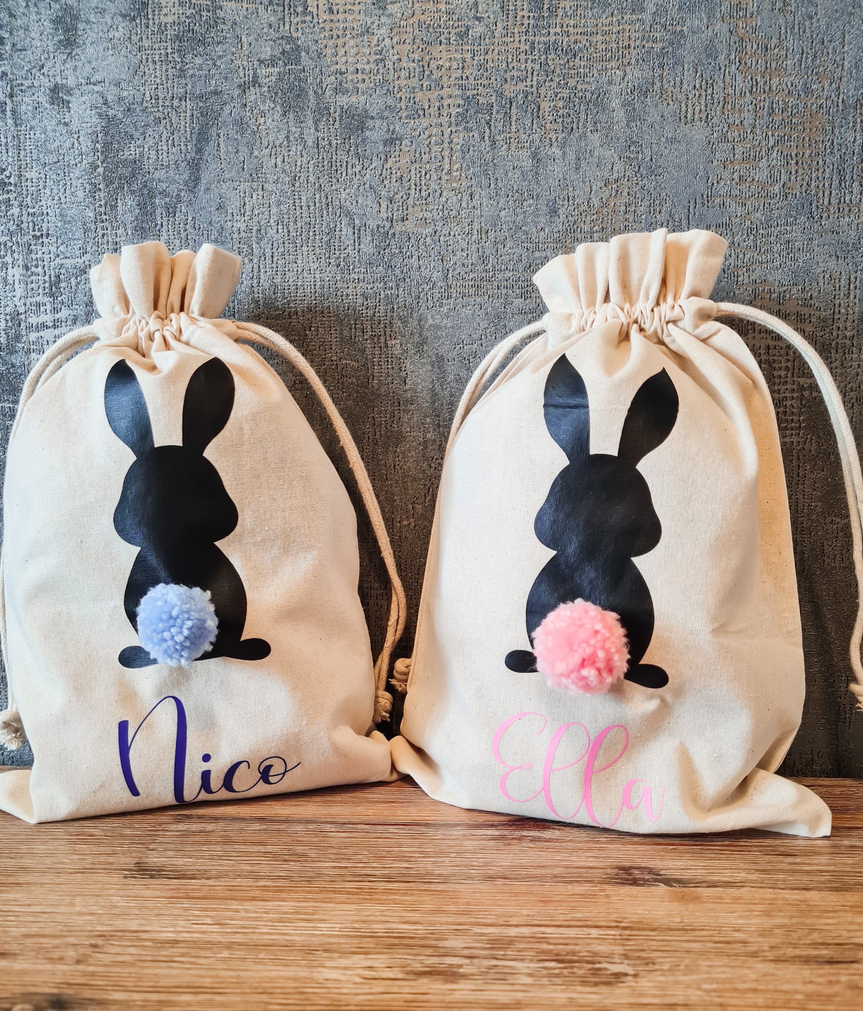 Personalisierte Osterbeutel mit Bommel und Hasenmotiv